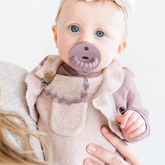 attache-a-tetine-de-bebe-en-silicone