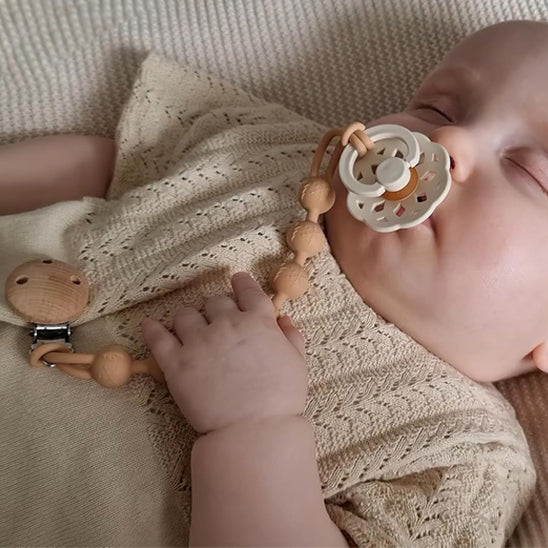 attache-pour-tetine-bebe-marron