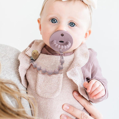 attache-a-tetine-de-bebe-en-silicone